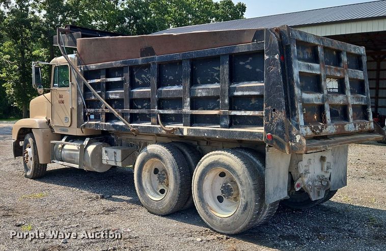 image for item EI3966 1995 Freightliner  FLD120 dump truck