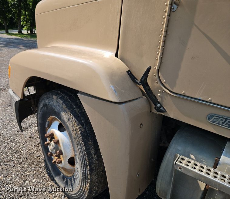 image for item EI3966 1995 Freightliner  FLD120 dump truck