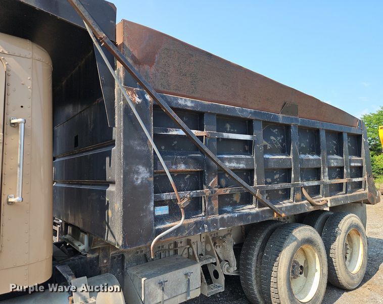 image for item EI3966 1995 Freightliner  FLD120 dump truck