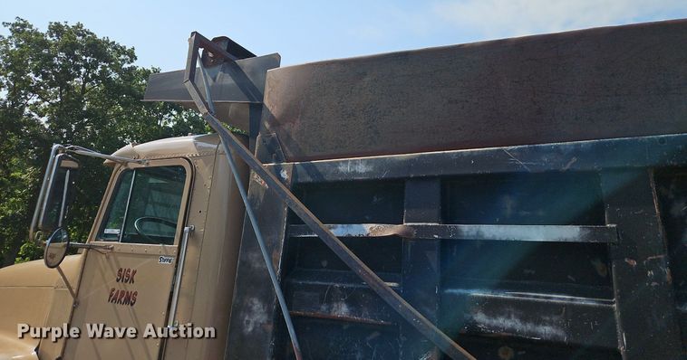 image for item EI3966 1995 Freightliner  FLD120 dump truck