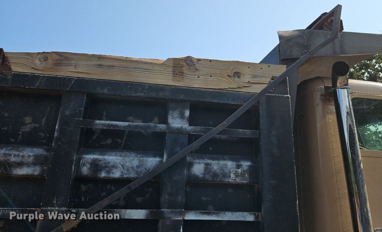 image for item EI3966 1995 Freightliner  FLD120 dump truck