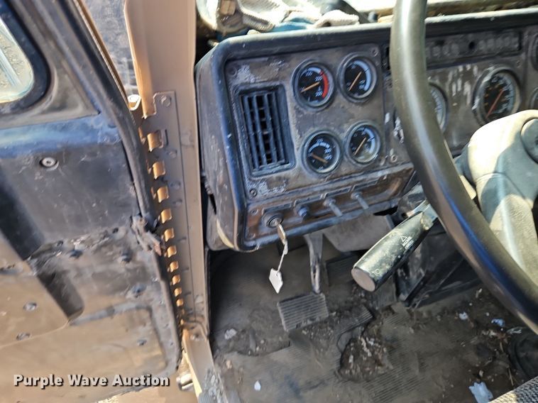 image for item EI3966 1995 Freightliner  FLD120 dump truck