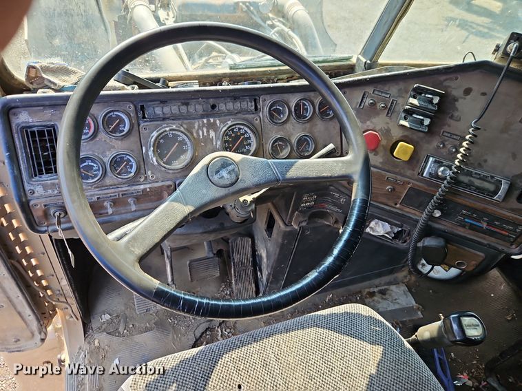 image for item EI3966 1995 Freightliner  FLD120 dump truck