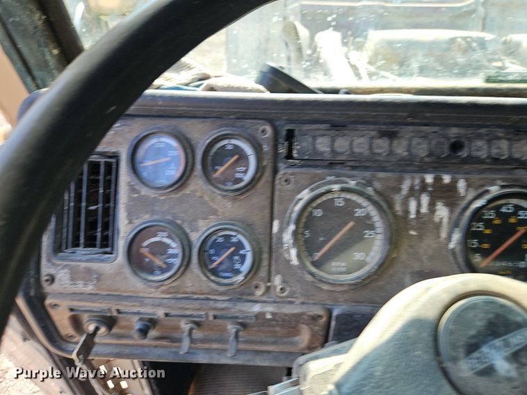 image for item EI3966 1995 Freightliner  FLD120 dump truck