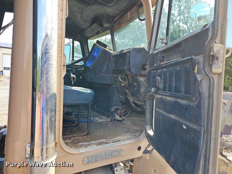 image for item EI3966 1995 Freightliner  FLD120 dump truck