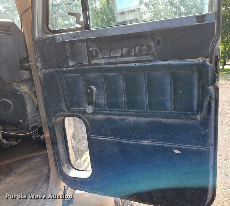 image for item EI3966 1995 Freightliner  FLD120 dump truck