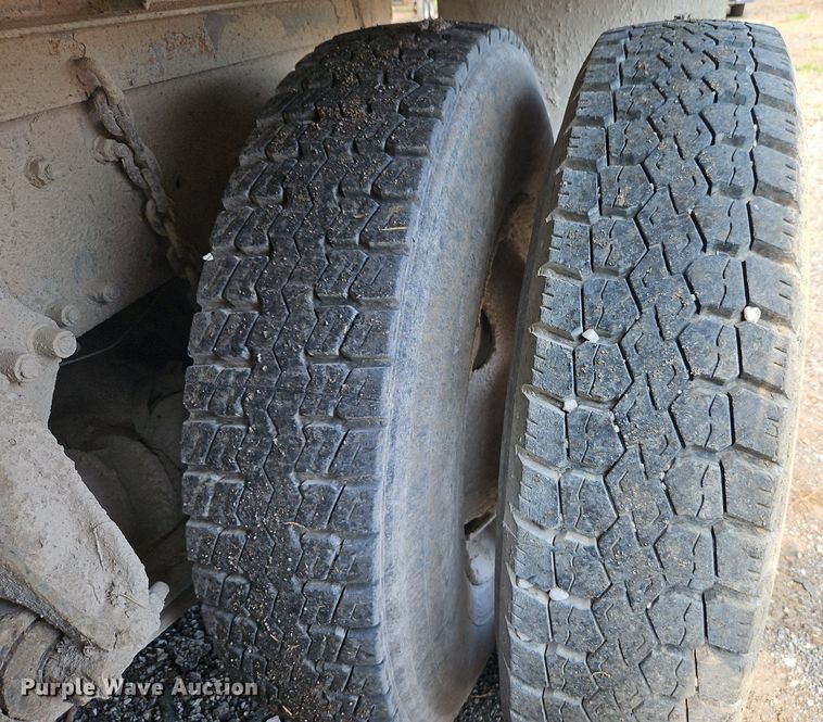 image for item EI3966 1995 Freightliner  FLD120 dump truck