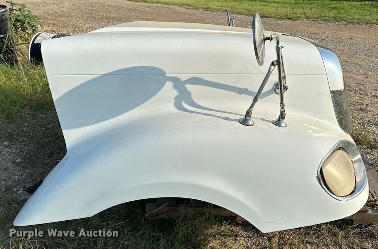 image for item EJ4420 2003 Freightliner  Columbia  hood  