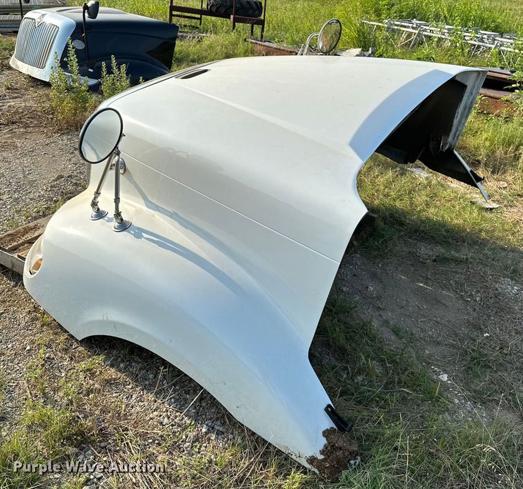 image for item EJ4420 2003 Freightliner  Columbia  hood  