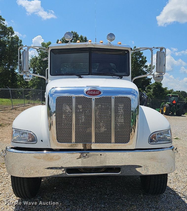 image for item EJ5737 2005 Peterbilt  335 rollback truck