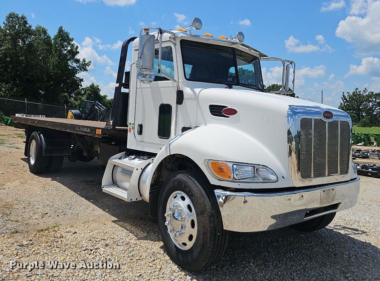 image for item EJ5737 2005 Peterbilt  335 rollback truck