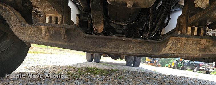 image for item EJ5737 2005 Peterbilt  335 rollback truck