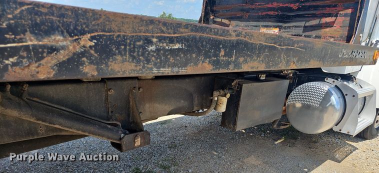 image for item EJ5737 2005 Peterbilt  335 rollback truck