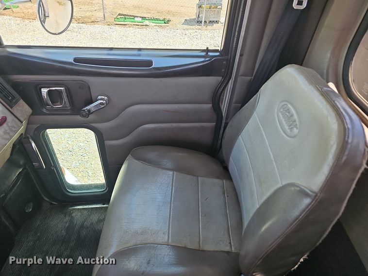 image for item EJ5737 2005 Peterbilt  335 rollback truck