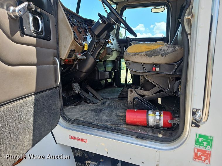 image for item EJ5737 2005 Peterbilt  335 rollback truck