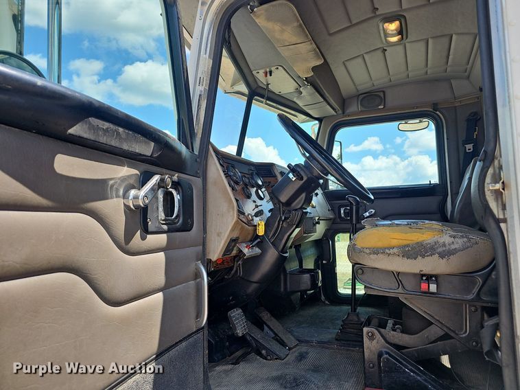 image for item EJ5737 2005 Peterbilt  335 rollback truck