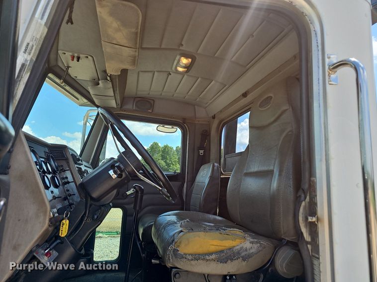 image for item EJ5737 2005 Peterbilt  335 rollback truck