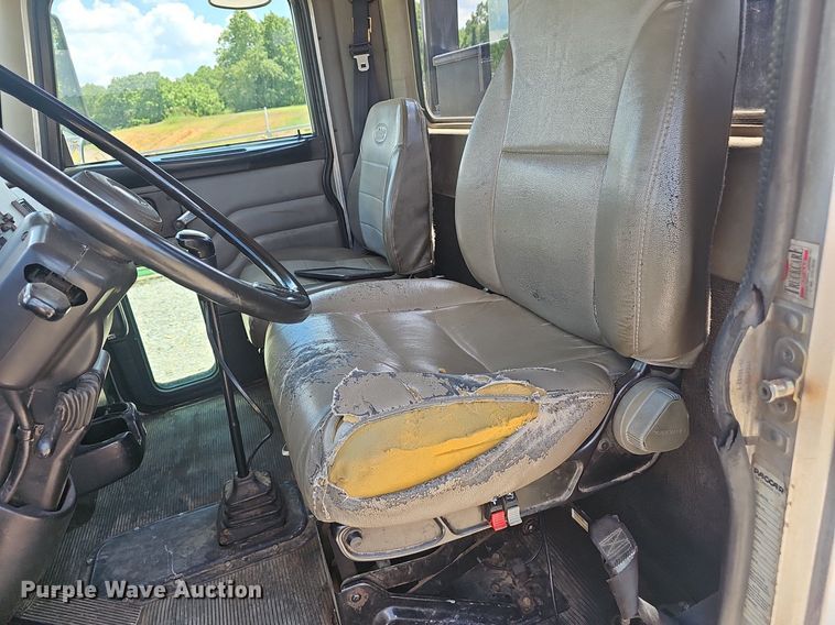 image for item EJ5737 2005 Peterbilt  335 rollback truck