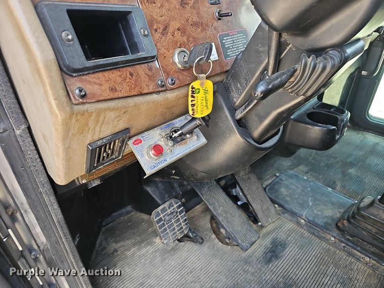 image for item EJ5737 2005 Peterbilt  335 rollback truck