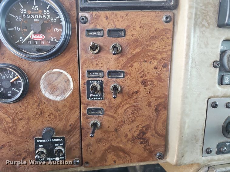 image for item EJ5737 2005 Peterbilt  335 rollback truck