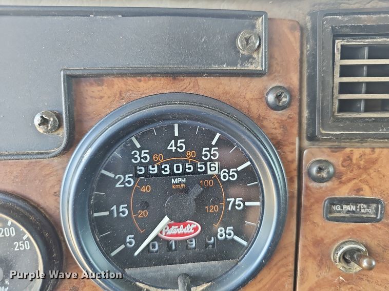 image for item EJ5737 2005 Peterbilt  335 rollback truck