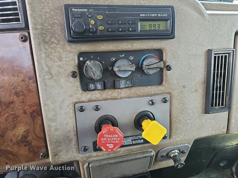 image for item EJ5737 2005 Peterbilt  335 rollback truck