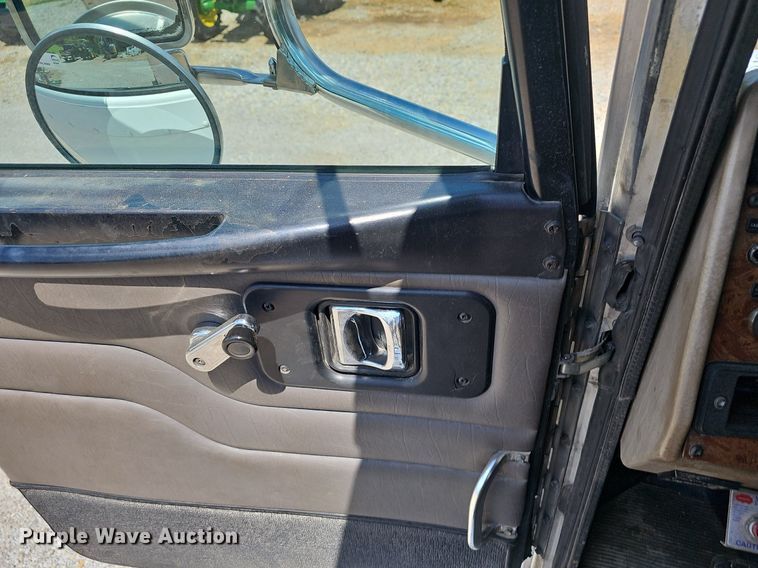 image for item EJ5737 2005 Peterbilt  335 rollback truck