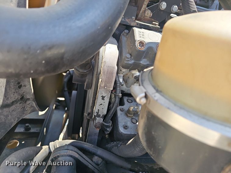 image for item EJ5737 2005 Peterbilt  335 rollback truck