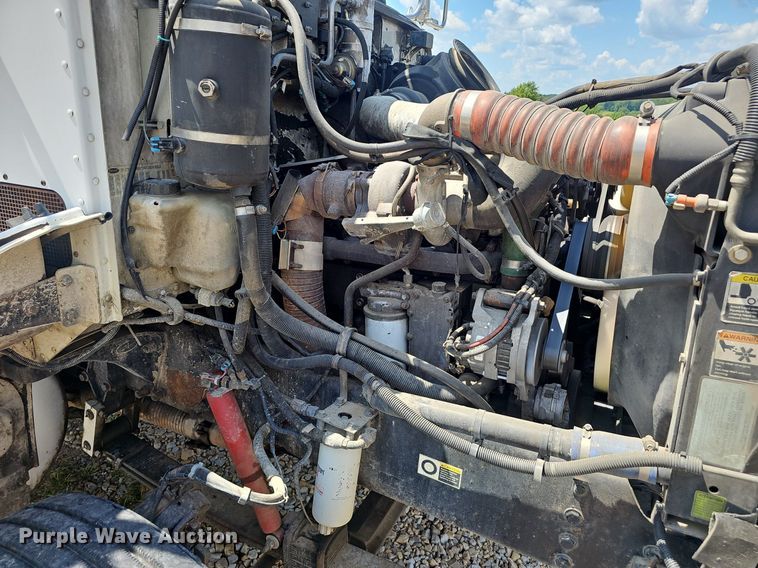 image for item EJ5737 2005 Peterbilt  335 rollback truck