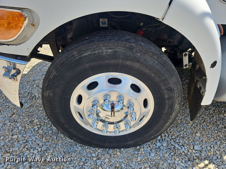 image for item EJ5737 2005 Peterbilt  335 rollback truck