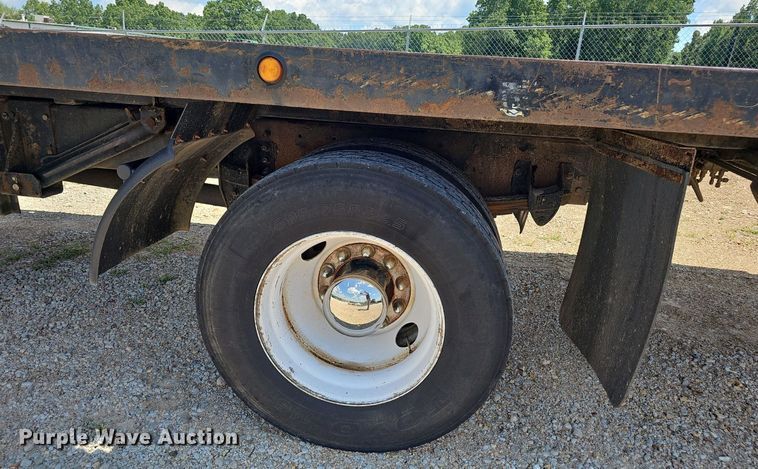 image for item EJ5737 2005 Peterbilt  335 rollback truck