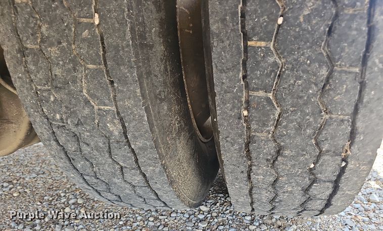 image for item EJ5737 2005 Peterbilt  335 rollback truck