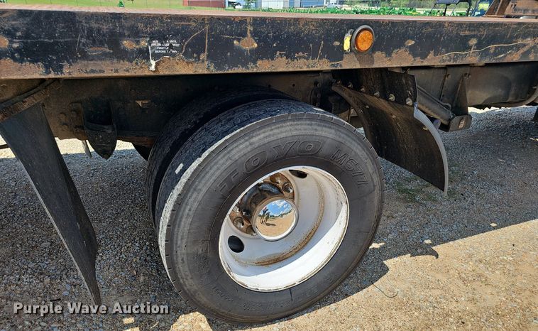 image for item EJ5737 2005 Peterbilt  335 rollback truck