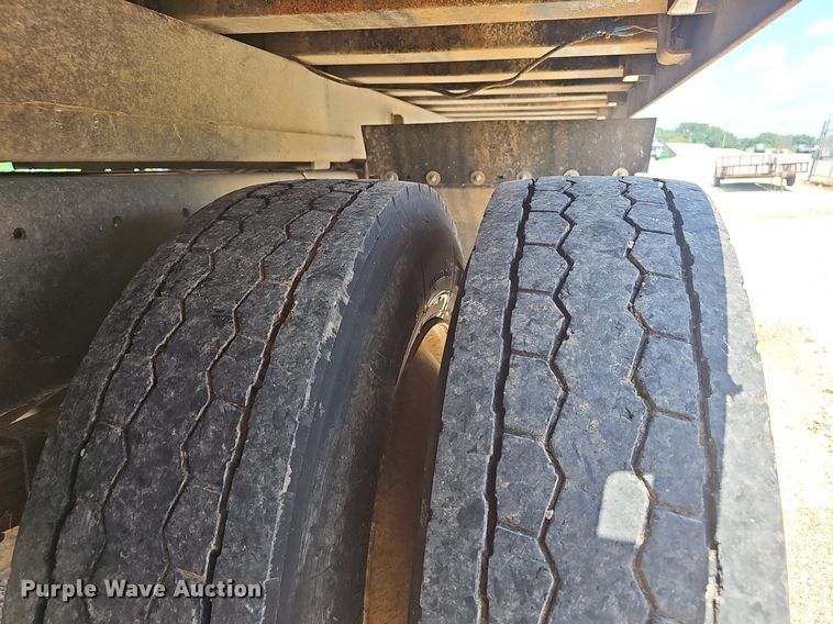 image for item EJ5737 2005 Peterbilt  335 rollback truck