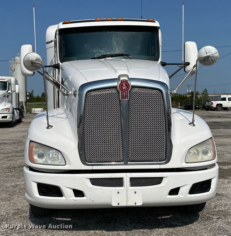image for item EJ6359 2013 Kenworth T660 semi truck