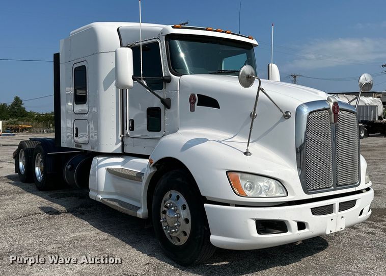 image for item EJ6359 2013 Kenworth T660 semi truck