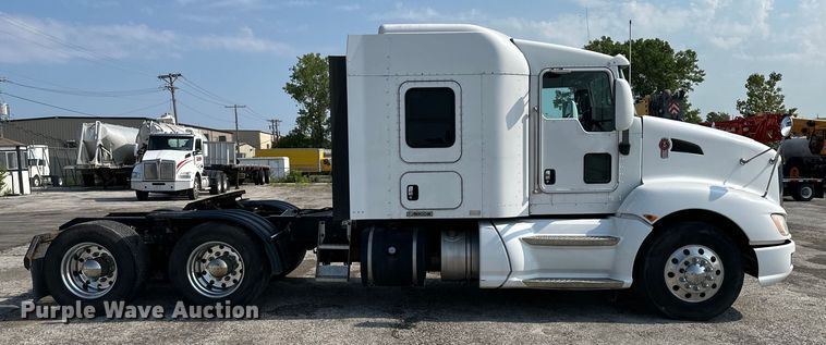 image for item EJ6359 2013 Kenworth T660 semi truck