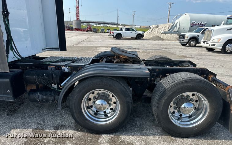 image for item EJ6359 2013 Kenworth T660 semi truck