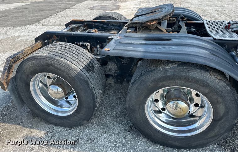 image for item EJ6359 2013 Kenworth T660 semi truck