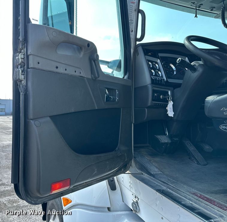 image for item EJ6359 2013 Kenworth T660 semi truck
