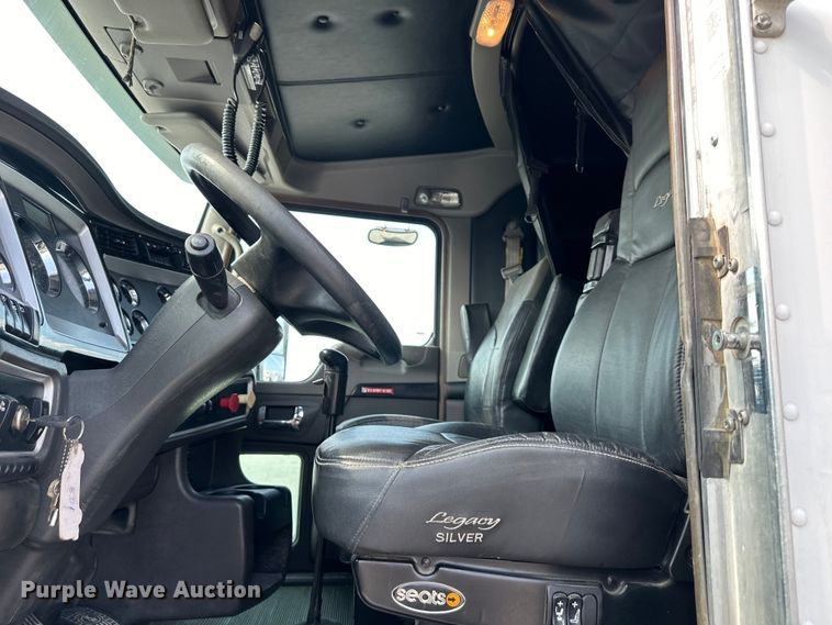 image for item EJ6359 2013 Kenworth T660 semi truck