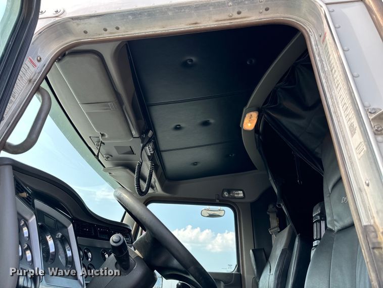 image for item EJ6359 2013 Kenworth T660 semi truck