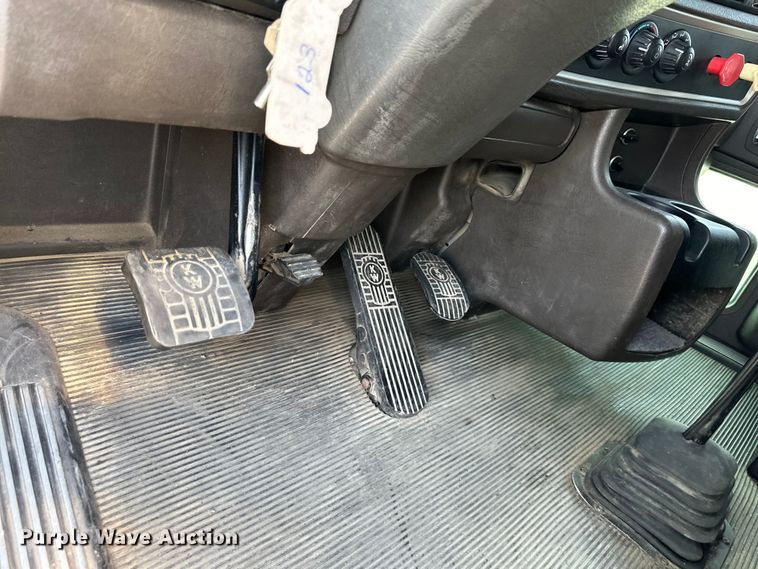 image for item EJ6359 2013 Kenworth T660 semi truck