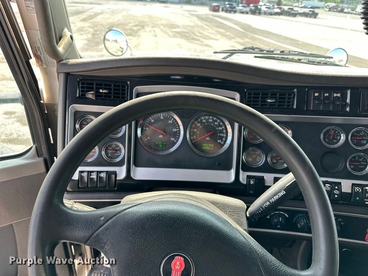 image for item EJ6359 2013 Kenworth T660 semi truck