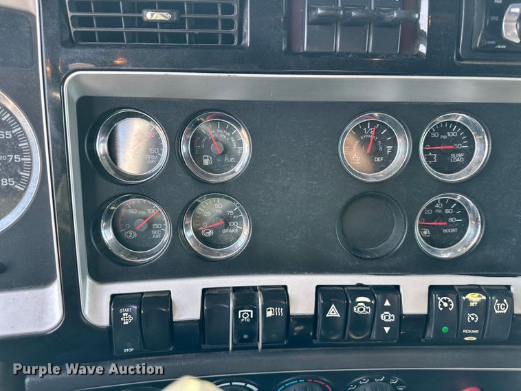 image for item EJ6359 2013 Kenworth T660 semi truck