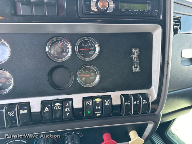 image for item EJ6359 2013 Kenworth T660 semi truck