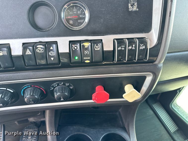 image for item EJ6359 2013 Kenworth T660 semi truck