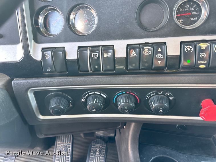 image for item EJ6359 2013 Kenworth T660 semi truck