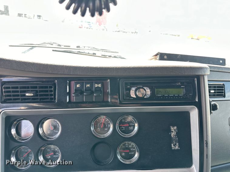 image for item EJ6359 2013 Kenworth T660 semi truck