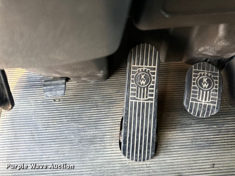 image for item EJ6359 2013 Kenworth T660 semi truck